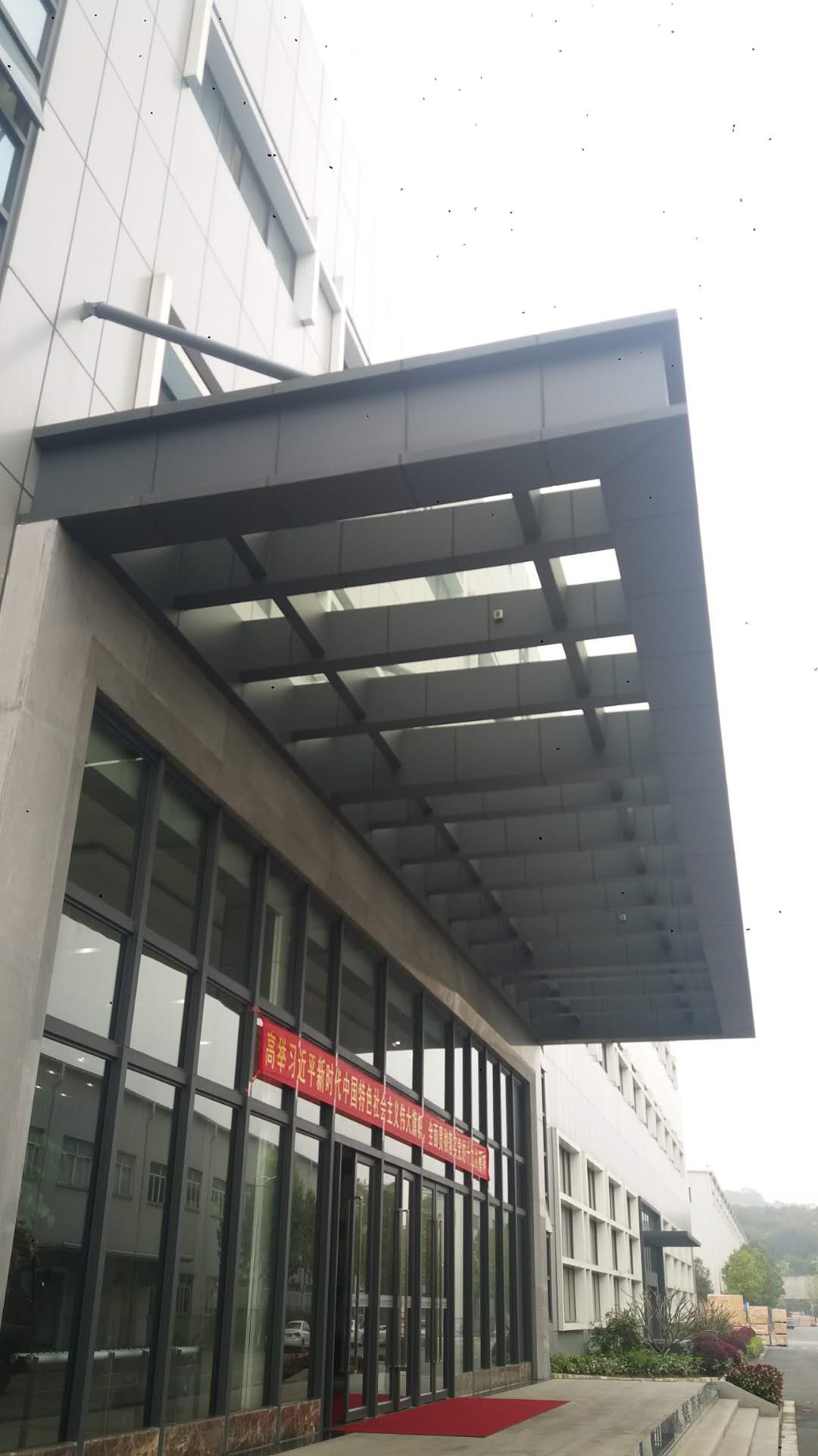 玻璃雨棚_广州玻璃雨棚厂家_雨棚安装_汽车雨棚_膜_遮